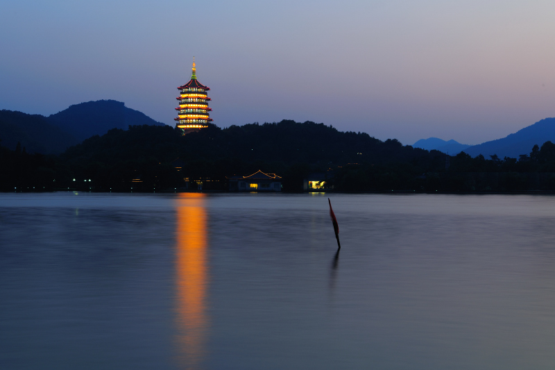 杭州西湖雷峰塔夜景